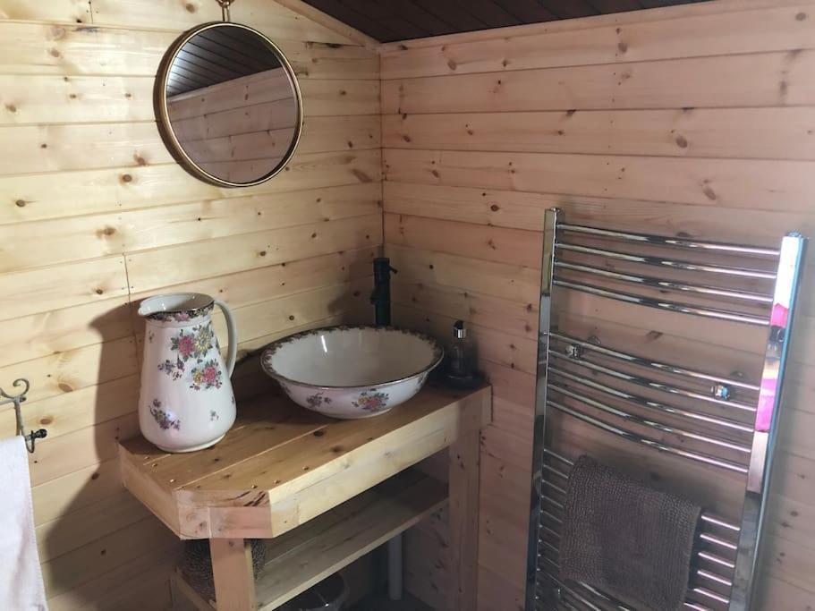 Unique Tiny House Near 3 Peaks - The Zedshed Lejlighed Bentham Eksteriør billede